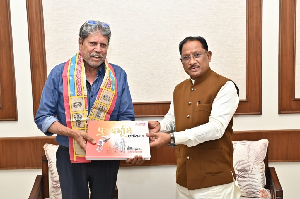 पूर्व क्रिकेट कप्तान कपिल देव ने मुख्यमंत्री श्री विष्णु देव साय से की सौजन्य भेंट हुई खेल विकास पर विशेष चर्चा 3 पूर्व क्रिकेट कप्तान कपिल देव