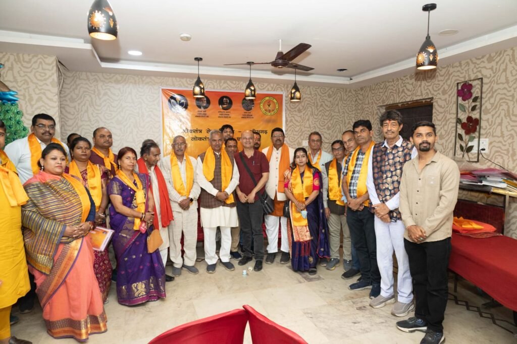 तिल्दा नेवरा के सौरभ जैन को लोकतंत्र प्रहरी के रायपुर जिला ग्रामीण जिलाध्यक्ष बनाये जाने पर समर्थकों मे हर्ष व्याप्त रायपुर : छत्तीसगढ़ लोकतंत्र प्रहरी ने संगठनात्मक विस्तार करते हुए रायपुर जिला ग्रामीण के जिलाध्यक्ष पद पर तिल्दा नेवरा निवासी समाजसेवी सौरभ जैन की नियुक्ति की है। यह संगठन लोकतांत्रिक मूल्यों की मजबूती और नागरिक अधिकारों के संरक्षण के उद्देश्य से कार्य करता है तथा लोकतंत्र सेनानी संघ का आधिकारिक उत्तराधिकारी है। रायपुर में आयोजित लोकतंत्र सेनानी संघ की महत्वपूर्ण बैठक में राष्ट्रीय अध्यक्ष कैलाश सोनी की सहमति से राष्ट्रीय संयोजक सच्चिदानंद उपासने ने प्रदेश पदाधिकारियों की अनुमति के बाद छत्तीसगढ़ के सभी 26 जिलाध्यक्षों की घोषणा की। इसी क्रम में रायपुर जिला ग्रामीण की जिम्मेदारी सौरभ जैन को सौंपी गई।अपनी नियुक्ति पर सौरभ जैन ने सभी लोकतंत्र सेनानियों, वरिष्ठ पदाधिकारियों एवं संगठन के सदस्यों के प्रति आभार व्यक्त किया। उन्होंने कहा कि वे मीसा बंदी परिवारों के उत्तराधिकारियों की रक्षा, सम्मान और अधिकारों के संरक्षण के लिए प्रतिबद्ध रहेंगे। साथ ही राष्ट्र सेवा और लोकतंत्र की रक्षा को सर्वोच्च प्राथमिकता देंगे। बता दे कि इस अवसर श्री जैन ने बताया कि आगामी जून माह से पूर्व रायपुर जिला ग्रामीण के अंतर्गत सभी मंडल एवं नगर इकाइयों का गठन कर संगठन को जमीनी स्तर तक मजबूत किया जाएगा। उनका लक्ष्य प्रत्येक मंडल में सक्रिय कार्यकारिणी का निर्माण कर लोकतंत्र प्रहरी की विचारधारा को आमजन तक पहुंचाना है। उन्होंने संगठन के प्रमुख उद्देश्यों पर प्रकाश डालते हुए कहा कि लोकतंत्र प्रहरी का मूल लक्ष्य लोकतांत्रिक संस्थाओं की गरिमा बनाए रखना, नागरिक अधिकारों का संरक्षण करना तथा लोकतांत्रिक मूल्यों का व्यापक प्रचार-प्रसार करना है। संगठन समाज में संवैधानिक मूल्यों के प्रति जागरूकता बढ़ाने और लोकतंत्र की बुनियाद को सुदृढ़ करने की दिशा में कार्य करेगा। गौरतलब हो कि सौरभ जैन ने कहा कि लोकतंत्र प्रहरी न केवल लोकतंत्र सेनानी परिवारों की सुरक्षा और सम्मान के लिए कार्य करेगा, बल्कि नई पीढ़ी को देश के इतिहास के उस दौर से भी अवगत कराएगा, जब आपातकाल के समय लोकतंत्र पर संकट आया था। उन्होंने कहा कि युवाओं को आपातकाल के काले अध्याय, लोकतंत्र सेनानियों के संघर्ष और उनके परिवारों द्वारा दिए गए योगदान की जानकारी दी जाएगी, ताकि आने वाली पीढ़ी लोकतांत्रिक मूल्यों के महत्व को समझ सके। आगे उन्होंने यह भी स्पष्ट किया कि आपातकाल के दौरान लोकतंत्र सेनानियों और उनके परिवारों ने जो त्याग और संघर्ष किया, उसे समाज तक पहुंचाना संगठन की नैतिक जिम्मेदारी है। लोकतंत्र प्रहरी उन परिवारों को भी सम्मानित करेगा, जिन्होंने उस समय प्रत्यक्ष या अप्रत्यक्ष रूप से समर्थन प्रदान किया था। रायपुर जिला ग्रामीण में संगठन के विस्तार को लेकर कार्यकर्ताओं में उत्साह का माहौल है। आगामी दिनों में मंडल स्तर पर बैठकों का आयोजन कर सदस्यता अभियान चलाया जाएगा और संगठन की गतिविधियों को गति दी जाएगी। इस अवसर पर संगठन के पदाधिकारियों ने विश्वास व्यक्त किया है कि सौरभ जैन के नेतृत्व में रायपुर जिला ग्रामीण में लोकतंत्र प्रहरी नई ऊर्जा के साथ कार्य करेगा और लोकतांत्रिक मूल्यों की रक्षा के अपने संकल्प को मजबूती से आगे बढ़ाएगा। 6 लोकतंत्र प्रहरी