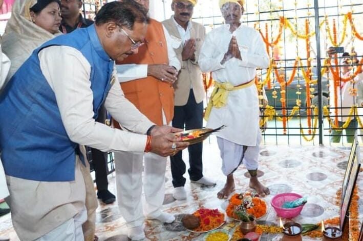 मुख्यमंत्री ने बडादेव की पुजा कर वीर नारायण सिंह एवं वीरांगना रानी दुर्गावती की प्रतिमाओं का किया अनावरण 5 IMG 20260322 WA0036 - IMG 20260322 WA0036