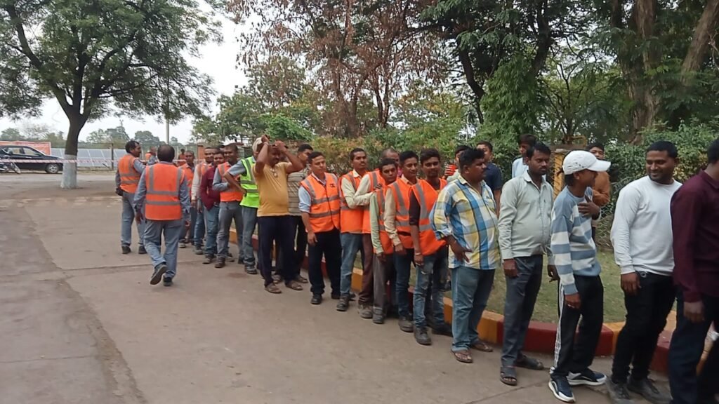अल्ट्राटेक बैकुंठ मे श्रीहनुमान जन्मोत्सव हवन पूजन भजनकिर्तन सुंदरकांड दीपदान भोगभंडारे के साथ मना 16 अल्ट्राटेक