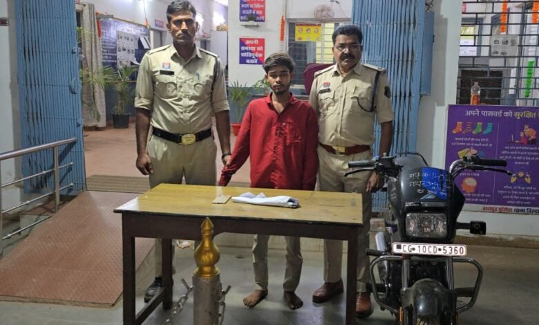 तिल्दा नेवरा पुलिस ने मोबाइल स्नैचिंग का आरोपी गिरफ्तार, पुलिस ने बरामद किया मोबाइल व चाकू 3 IMG 20260409 WA0011 - IMG 20260409 WA0011