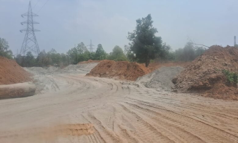 घरघोड़ा में नियमों की उड़ती धज्जियां: कृषि भूमि पर फ्लाई ऐश डंपिंग, मंत्री के दावों पर उठे सवाल 5 घरघोड़ा