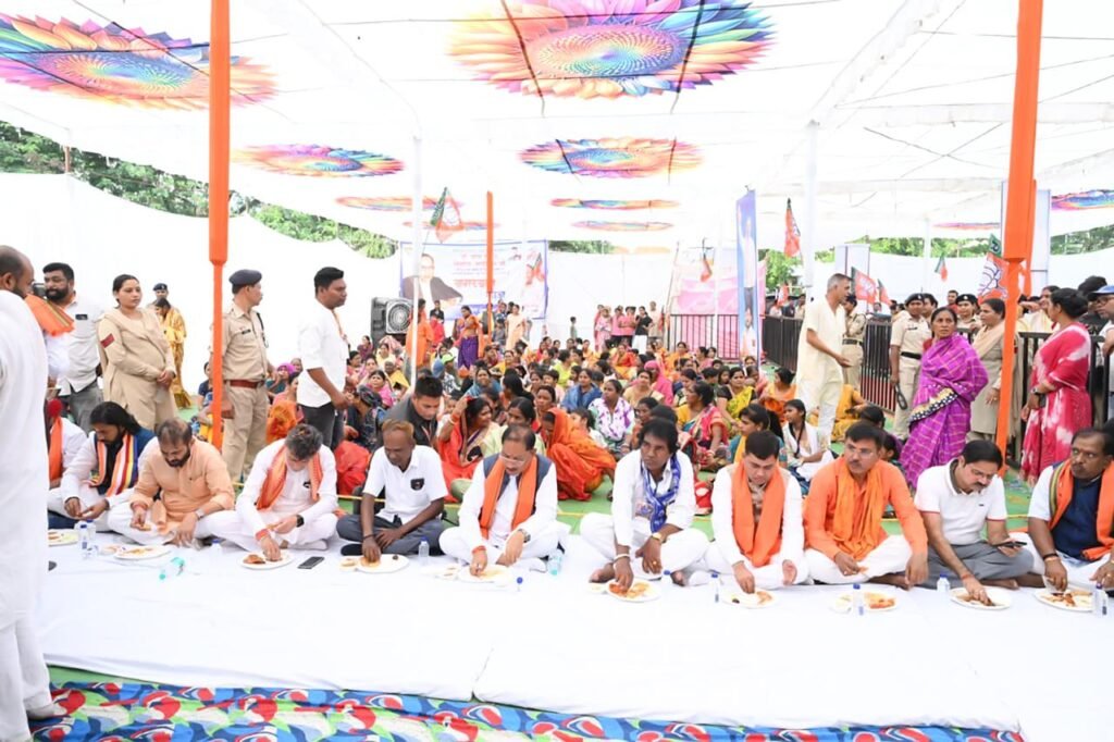 ब्रेकिंग : समरसता भोज में शामिल हुए मुख्यमंत्री श्री विष्णु देव सायसंविधान के मूल्यों को जन-जन तक पहुंचाने का संकल्प 4 संविधान