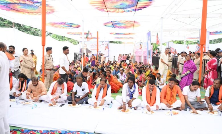 ब्रेकिंग : समरसता भोज में शामिल हुए मुख्यमंत्री श्री विष्णु देव सायसंविधान के मूल्यों को जन-जन तक पहुंचाने का संकल्प 3 संविधान