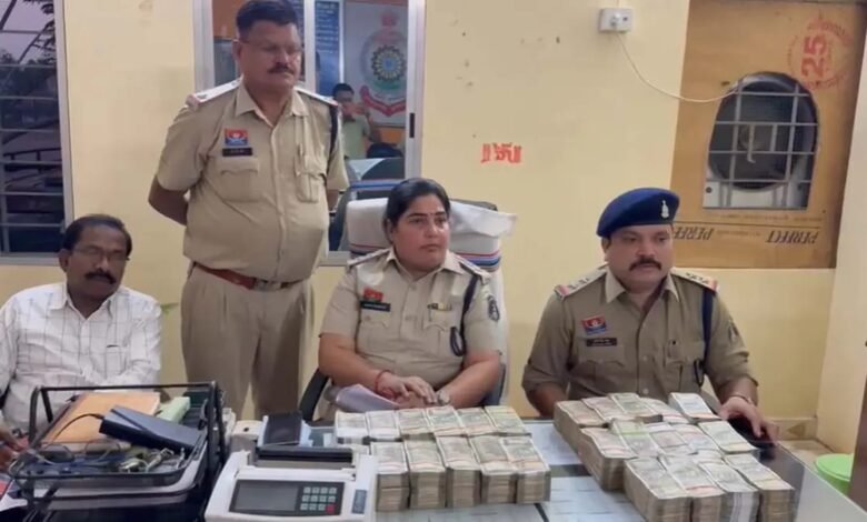 ब्रेकिंग : लग्जरी कार में पुलिस चेकिंग के दौरान 65 लाख कैश किया बरामद, दो लोग गिरफ्तार 3 IMG 20260526 WA0014 - IMG 20260526 WA0014