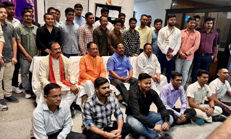 ब्रेकिंग : सीटो की संख्या को बढ़ाने का सुखद परिणाम यह रहा कि ट्राइबल हॉस्टल के 13 अभ्यर्थियों ने रचा कीर्तिमान अभ्यर्थियों ने यूपीएससी प्रीलिम्स में हासिल की सफलता 3 मुख्यमंत्री