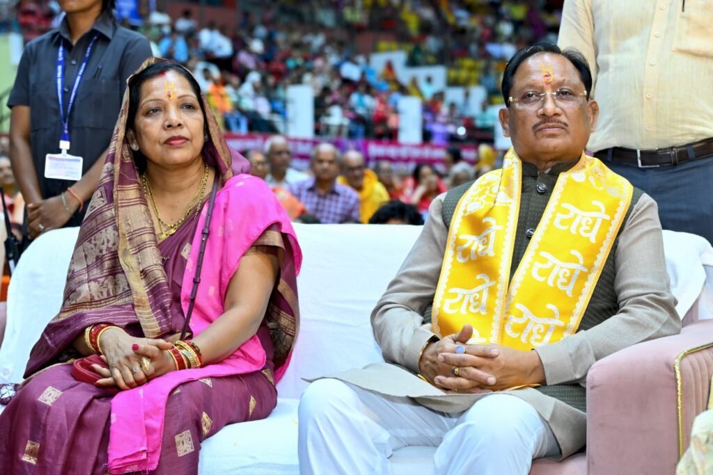 रायपुर में आयोजित श्रीमद्भागवत कथा के श्रवण करने पहुंचे मुख्यमंत्री श्री विष्णु देव साय 6 मुख्यमंत्री