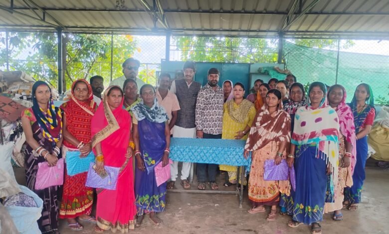 तिल्दा-नेवरा मे मालूराम शर्मा की द्वितीय पुण्यतिथि पर सेवा कार्य कचरा सेंटर की दीदियों को वितरित किए रैनकोट 3 IMG 20260912 WA0003 - IMG 20260912 WA0003