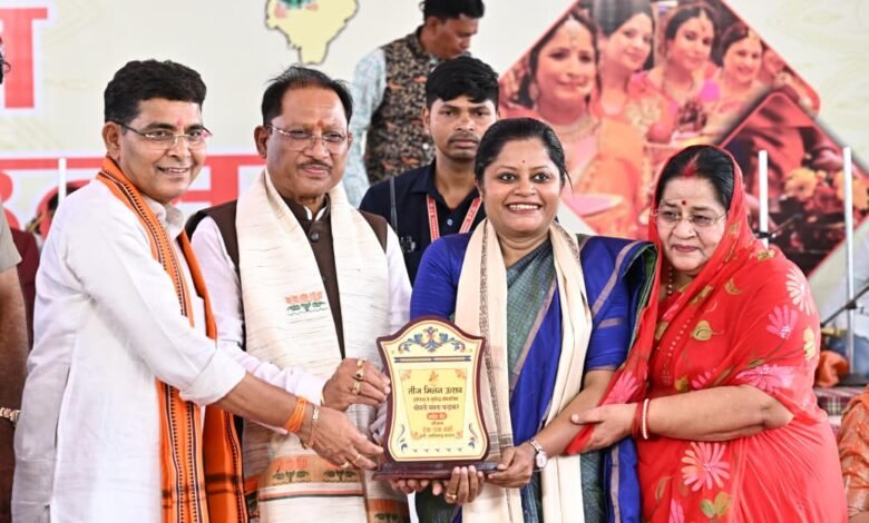 राजस्व मंत्री श्री टंकराम वर्मा के निवास पर आयोजित तीज मिलन समारोह में शामिल हुए मुख्यमंत्री श्री साय 3 IMG 20260922 WA0010 - IMG 20260922 WA0010