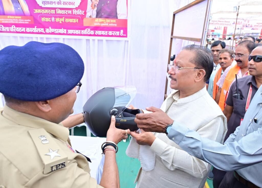 मुख्यमंत्री ने हेलमेट पहनकर दिया सड़क सुरक्षा का संदेश, ‘उन्नयन’ पुस्तिका का किया विमोचन 4 हेलमेट