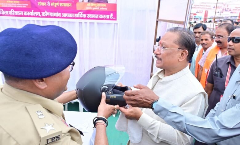 मुख्यमंत्री ने हेलमेट पहनकर दिया सड़क सुरक्षा का संदेश, ‘उन्नयन’ पुस्तिका का किया विमोचन 3 हेलमेट