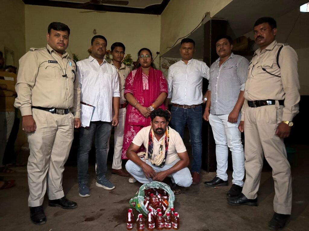 तिल्दा नेवरा में अवैध रुप से मदिरा के साथ 2 आरोपी गिरफ्तार 22.68 बल्क लीटर देशी मदिरा मसाला भी किया जप्त 6 आबकारी