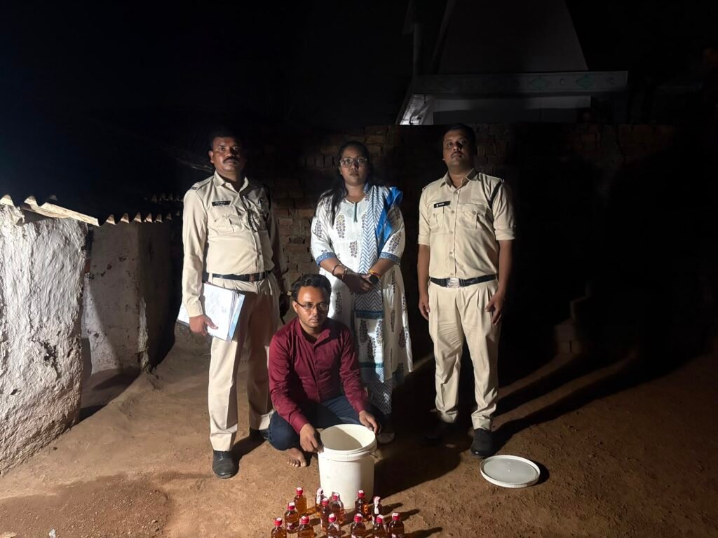 तिल्दा नेवरा में अवैध रुप से मदिरा के साथ 2 आरोपी गिरफ्तार 22.68 बल्क लीटर देशी मदिरा मसाला भी किया जप्त 7 आबकारी