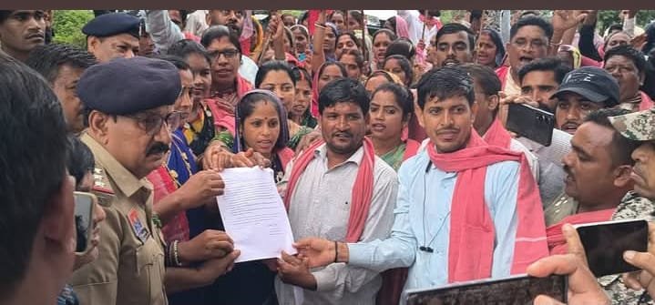 ब्रेकिंग : सिमगा बलौदाबाजार सडक बदहाली पर फूटा भारी जनाक्रोश क्रांति सेना सहीत क्षेत्र के लोगों ने किया प्रदर्शन 3 छत्तीसगढ़ क्रांति सेना