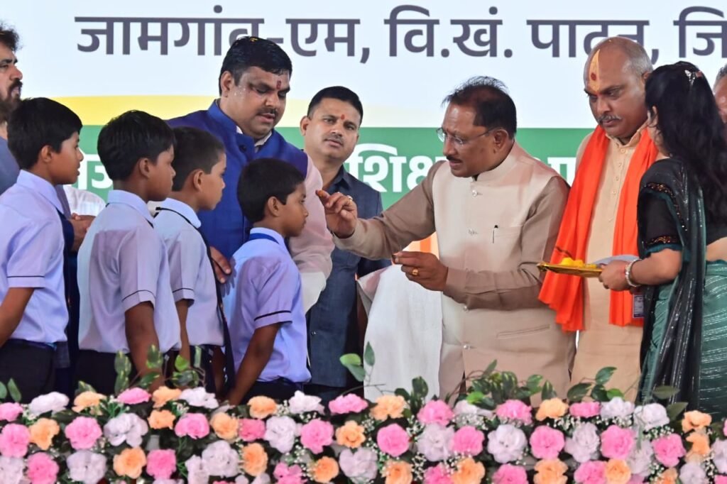 मुख्यमंत्री श्री साय ने राज्य स्तरीय शाला प्रवेशोत्सव में बच्चों का किया स्वागत संग दुर्ग जिले को शिक्षा एवं खेल अधोसंरचना की चार बड़ी सौगातें 4 मुख्यमंत्री