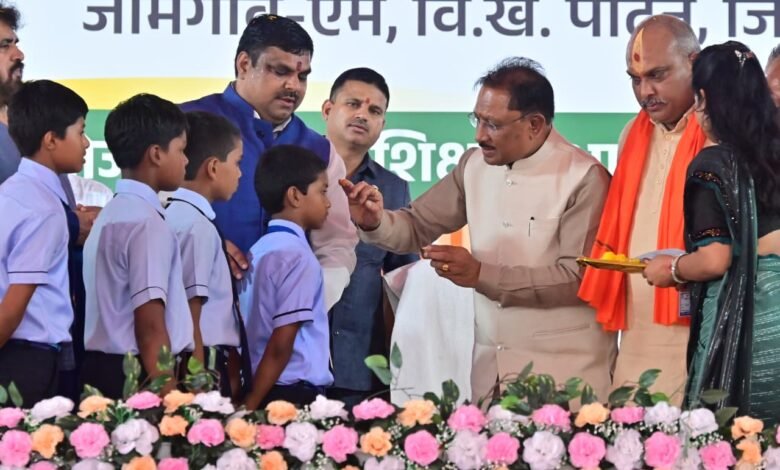 मुख्यमंत्री श्री साय ने राज्य स्तरीय शाला प्रवेशोत्सव में बच्चों का किया स्वागत संग दुर्ग जिले को शिक्षा एवं खेल अधोसंरचना की चार बड़ी सौगातें 3 मुख्यमंत्री