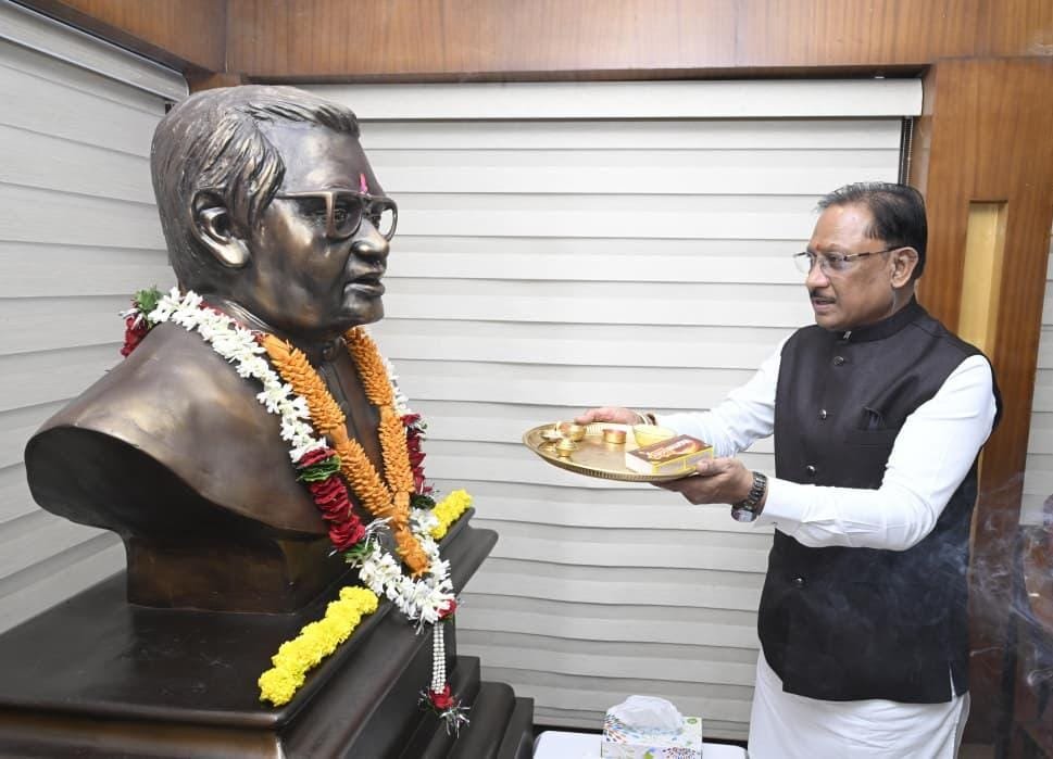 श्री अटल बिहारी वाजपेयी 