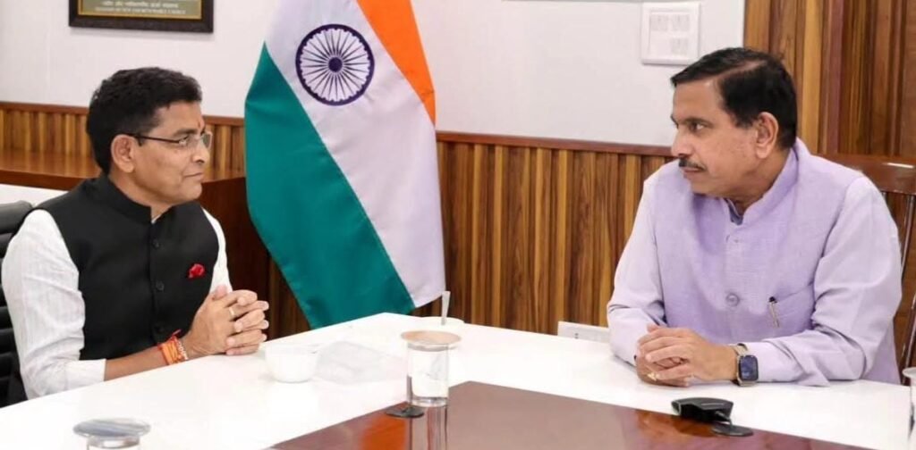 मंत्री टंकराम वर्मा जी ने केंद्रीय मंत्री प्रह्लाद जोशी से की बलौदाबाजार-भाटापारा में केंद्रीय विद्यालय स्थापना की मांग 4 मंत्री टंकराम वर्मा
