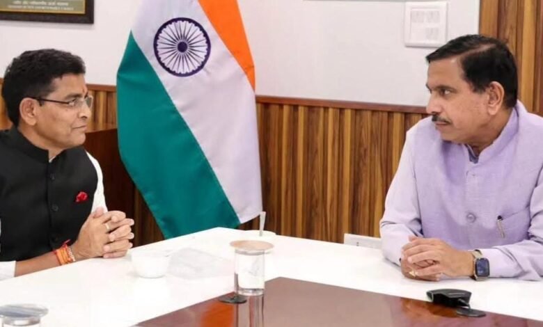 मंत्री टंकराम वर्मा जी ने केंद्रीय मंत्री प्रह्लाद जोशी से की बलौदाबाजार-भाटापारा में केंद्रीय विद्यालय स्थापना की मांग 3 मंत्री टंकराम वर्मा