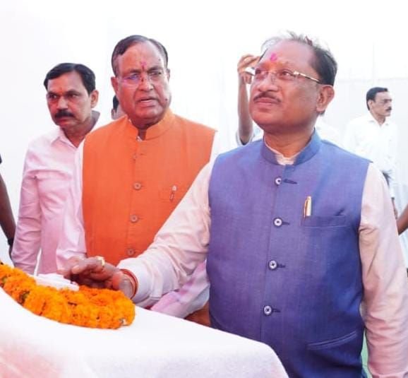 मुख्यमंत्री ने बडादेव की पुजा कर वीर नारायण सिंह एवं वीरांगना रानी दुर्गावती की प्रतिमाओं का किया अनावरण 7 img 20260322 wa00341589166646594692037 - img 20260322 wa00341589166646594692037