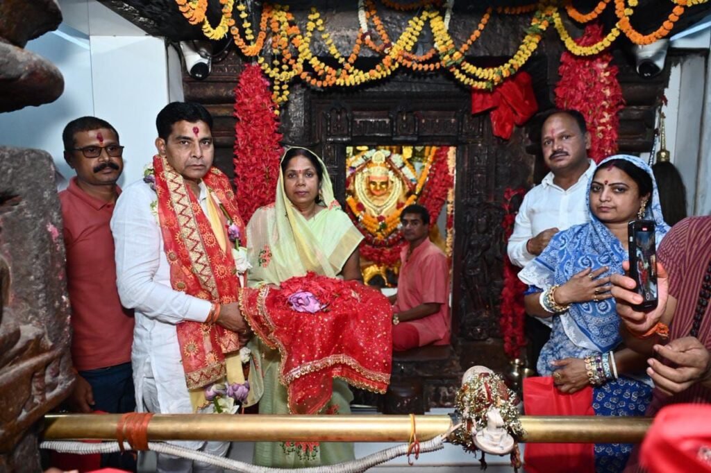 मंत्री टंक राम वर्मा ने रतनपुर महामाया मंदिर में किए दर्शन,प्रदेश के लोगो की सुख-समृद्धि एवं खुशहाली की कामना किये जनसंवाद 6 img 20260402 wa0001858764640627493012 - img 20260402 wa0001858764640627493012