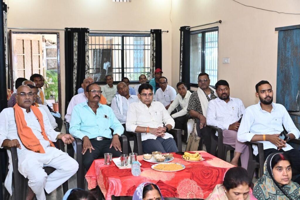 "मन की बात" कार्यक्रम में शामिल हुए मंत्री टंक राम वर्मा, ग्रामवासियों संग सुना प्रधानमंत्री का संबोधन 6 img 20260531 wa00225785203371293233506 - img 20260531 wa00225785203371293233506