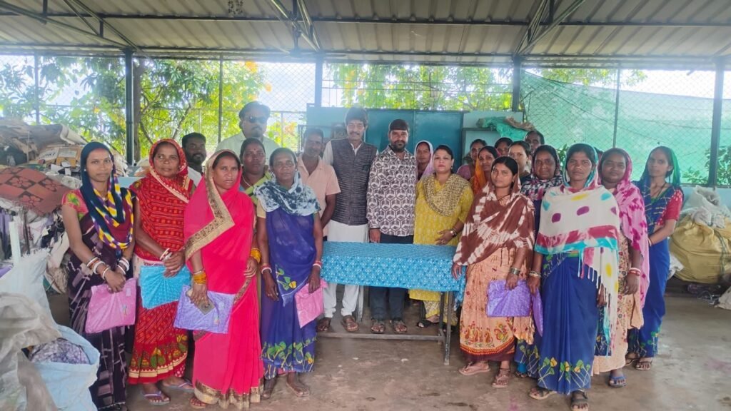 तिल्दा-नेवरा मे मालूराम शर्मा की द्वितीय पुण्यतिथि पर सेवा कार्य कचरा सेंटर की दीदियों को वितरित किए रैनकोट 4 img 20260912 wa00034809101623482985369 - img 20260912 wa00034809101623482985369
