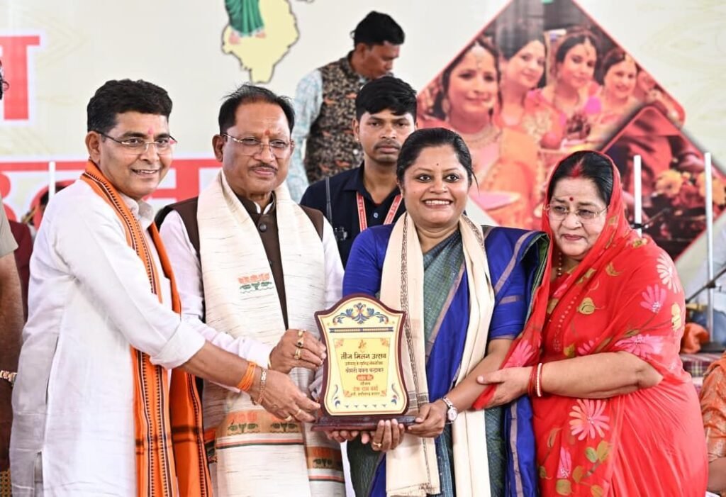 राजस्व मंत्री श्री टंकराम वर्मा के निवास पर आयोजित तीज मिलन समारोह में शामिल हुए मुख्यमंत्री श्री साय 4 img 20260922 wa0010384618169192073981 - img 20260922 wa0010384618169192073981