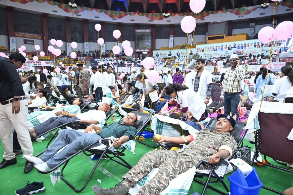 सेवा संकल्प अभियान के तहत आयुर्वेद सेवा सम्मेलन, रक्तदान महाकुंभ एवं वृहद स्वास्थ्य जांच शिविर में शामिल हुए मुख्यमंत्री श्री साय 6 img 20260923 wa00198186586429397701322 - img 20260923 wa00198186586429397701322